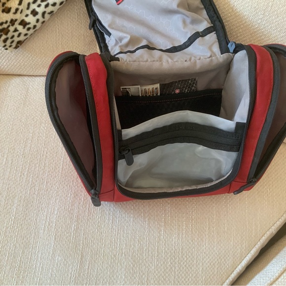 Victorinox 7 piece Toiletry Bag, Packing Cube and Packing Sleeve set - Picture 10 of 14
